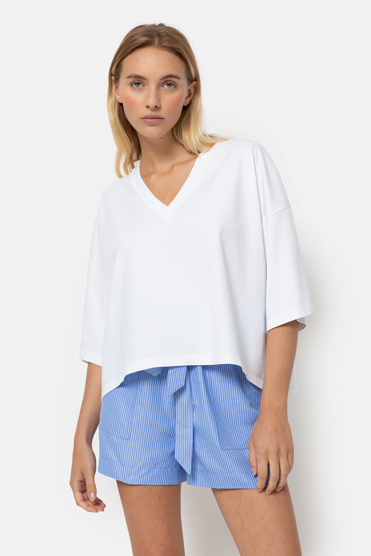 Lison Boxy T-Shirt w/ V Neck | White